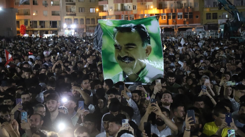 Qoser’de on binler: İmralı kapılarını açın!