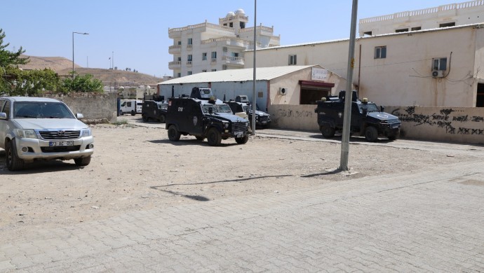 Taziye evlerini ablukaya alan polis camileri ibadete kapattı